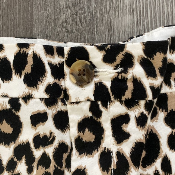 Old Navy Everyday Short Mid Rise Leopard Print - Picture 2 of 4